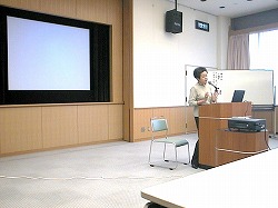 �m�[�g�p�\�R�����v���W�F�N�^�[���g���Ă̍u����i�̎ʐ^