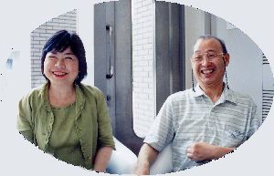 対談を受ける三竹さんと栗木さんの笑顔が素敵な写真