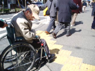 ���H�̔j���ʐ^