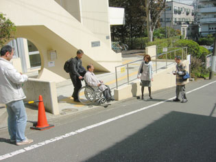 �u�t�R�~���j�e�B�n�E�X�����v�G�⓹�̓��H�r���ɓ����������A�Ζʂ̒i�����z����̂͑�ςȗl�q�̎ʐ^