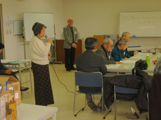 �t�掋�o��Q�ҋ������j�����q�ׂĂ���ʐ^