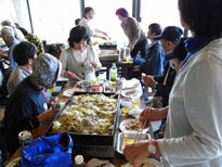 �O���[�v�R���R����̏Ă����΂Ƀ`�������W���Ă���ʐ^