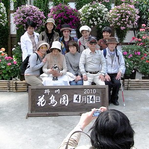 �Ԃ̑O�ŋL�O�ʐ^��