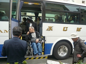 車椅子でのバスの上り下りの写真