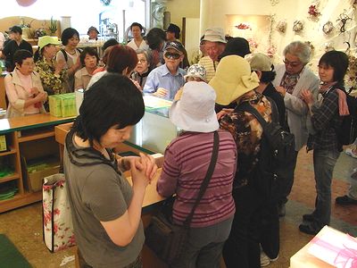 ���������y���ސl�X�̎ʐ^