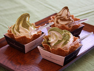 お茶の富士園お茶パウダーのソフトクリームの写真