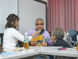 �c�l�����񂪉̂��Ă���ʐ^