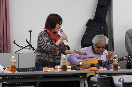 ツネ蔵さんギター演奏に合わせ武口さんが歌ってる写真