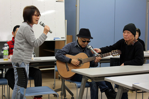 ツネ藏さんのギター演奏と武口さんが歌ってる写真