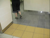 トイレ入り口の誘導ブロックを示す写真
